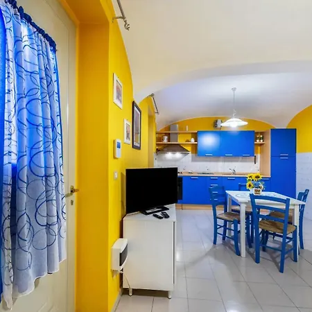 Bilocale In Centro Con Parcheggio Gratuito 4 Persone Appartement *